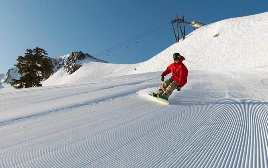 Snowboarding in Palisades Tahoe